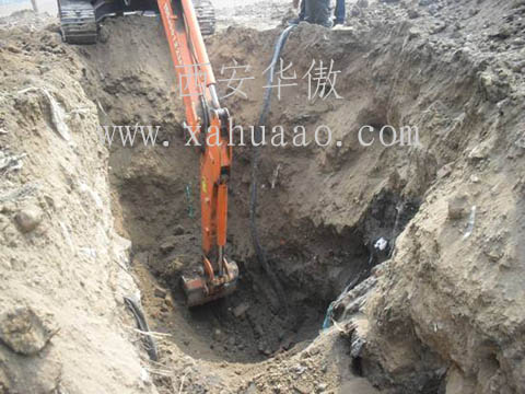挖掘机在电缆故障现场进行挖掘